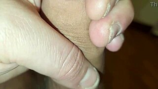 Sborrata e gemiti sexy con pisciata e giubbotto di pelle perversa