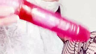 Infiel madrastra graba jugo en pussy lips para amigos de marido, zorra latina