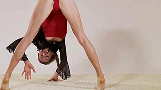 Wow, Najdenko flexes her teen body naked in splits!