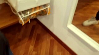 Sborrata e gemiti sexy con pisciata e giubbotto di pelle perversa