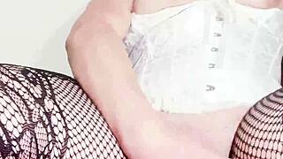 Infiel madrastra graba jugo en pussy lips para amigos de marido, zorra latina