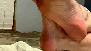 Sexy amateur milf spreads her oiled scrunched soles and toes wide