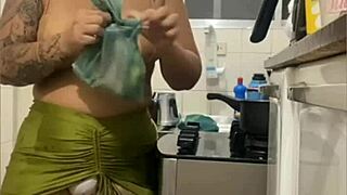 kitchen live teases mini skirt swollen pussy flash