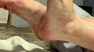 Sexy amateur milf spreads her oiled scrunched soles and toes wide