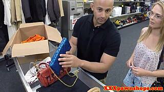 Neuveríš amatérke zo zástavárne čo saje gule a ohýba do doggy