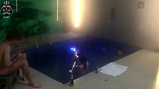 Plan À Trois De Blondes Brésiliennes Amies Au Bord De La Piscine