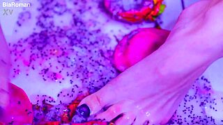mmm, watch my bare toes crush that juicy fruit so dirty 😈👣