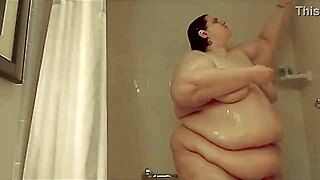 ssbbw xutjja soaps up then shaves smooth