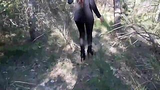 Ρε μαλάκα milf παρελαύνει σε κάλτσες και τακούνια στο ταβάνι... το πιο καυτό δεν είναι;