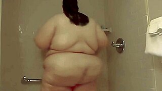 ssbbw xutjja soaps up then shaves smooth