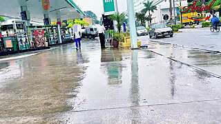 frentista bends over in gas station bathroom for bareback pounding 😈🍑