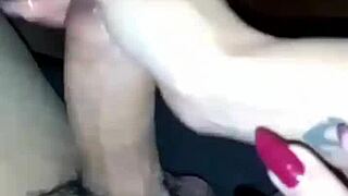 mi mucama me pilla con porno y me hace una paja rica mientras limpia