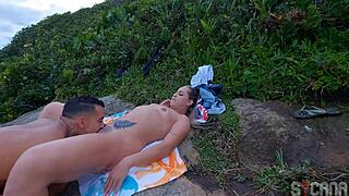 loira gostosa na praia com surfista? eu filmei escondido o anal outdoor dela com lingerie e crossdressing fetish total