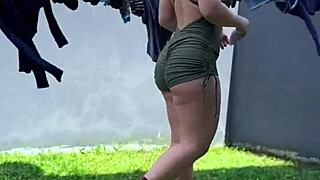 A gostosa vizinha em leggings de couro mostra sua rotina deliciosa de bunda grande