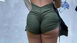 A gostosa vizinha em leggings de couro mostra sua rotina deliciosa de bunda grande