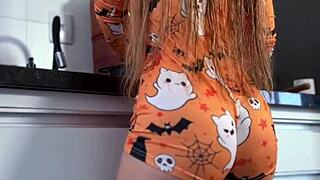 A gostosa vizinha em leggings de couro mostra sua rotina deliciosa de bunda grande