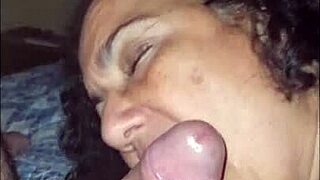 mamando pau de um cara ate ele gozar na minha boca completo no red