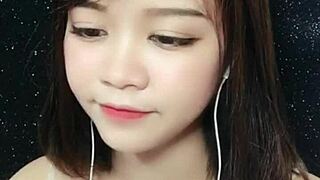 Korean Webcam Girl Việt Hùng Shows Full Nude Body Live on Uplive Stream