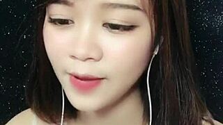 Korean Webcam Girl Việt Hùng Shows Full Nude Body Live on Uplive Stream