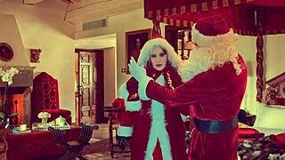 Granny Carmen Claus sucks cock like a classic Christmas pro, right? 😍🎅