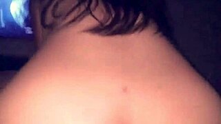 con una peruana cachonda en la cama lista pa' penetrar doggy