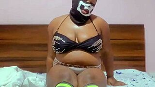 curvy amateur with flexible legs spreads wide for screaming homemade big cock pounding