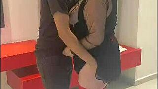 me cogiendo con verga monstruosa mientras mi esposo graba... soy la puta mas grande