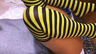 la estudiante tímida seduce al profesor para follarle en oficina después de clases