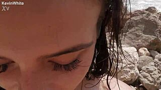 Typ fickt Stiefschwester hart am Strand