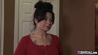 Λιγνή shemale καυλώνει πληθωρική κοκκινομάλλα milf με άγριο πάθος