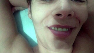 她夺走他的处男处，然后他内射骚逼时浪叫