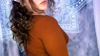 big booty babe shakes it wild for webcam 😈🍑