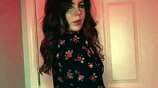 big booty babe shakes it wild for webcam 😈🍑