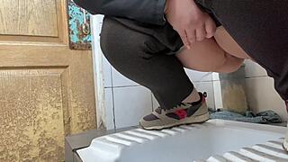 熟女偷进医院公厕尿尿秀😏💦