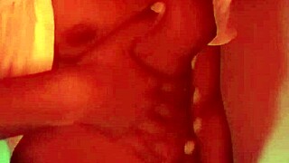 Рыжая дрочит под горячими лампами и кончает огромной струей