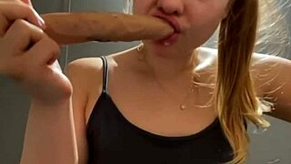 im masturbating in public... feels too good!!