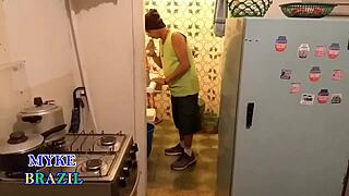 😍 foda gostosa na vizinha coroa tetuda com pauzão até gozar na cara dela! 🔥