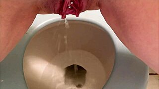 watch my sexy ass and pussy peeing