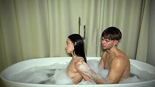 娇小18+少女首次口交鸡巴