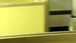 me chupa la pija en el bano publico de un cine