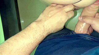 milf latina horny de enorme trasero descubre que su hijastro es un pervertidop cuando queda atrapada