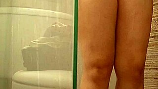 Hermanastra venezolana milet espiada mientras se bana y depila el cono camara espia real