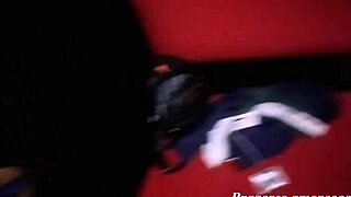 Corno me de deixa foder sem camisinha na cabine glory hole com desconhecido