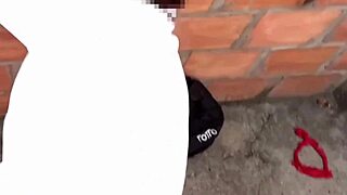 Estudiante latina horny se escapa de la escuela para follar de pie en un callej�n con su maestro pervertido