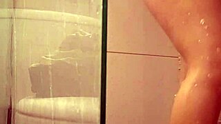 Hermanastra venezolana milet espiada mientras se bana y depila el cono camara espia real