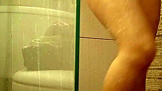 Hermanastra venezolana milet espiada mientras se bana y depila el cono camara espia real