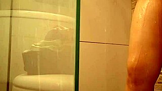 Hermanastra venezolana milet espiada mientras se bana y depila el cono camara espia real