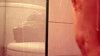 Hermanastra venezolana milet espiada mientras se bana y depila el cono camara espia real