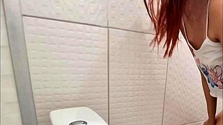 Funcionaria Faz Sexo Em Banheiro Publico
