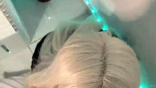 feiti�o de desejo a bruxa loira hipnotiza com seu boquete profundo de halloween